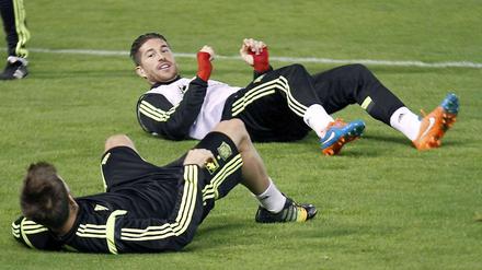 Wieder aufstehen. Spaniens Verteidiger Sergio Ramos (o.) will mit Spanien die WM-Enttäuschung vergessen machen. 