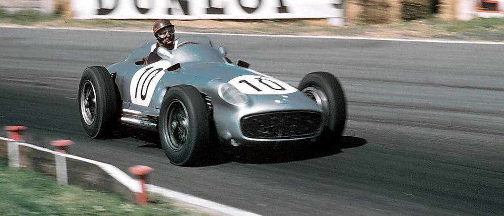 Rasende Legende. 1955 gewann der Argentinier Juan Manuel Fangio den Titel im Silberpfeil. 