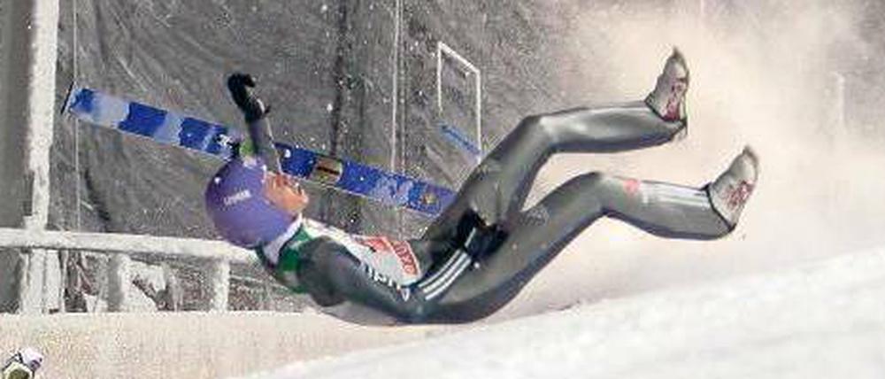 Der deutsche Skispringer Andreas Wellinger schlägt bei seinem Sturz in Kuusamo mit dem Rücken auf den Aufsprunghügel auf. Trotzdem hat er offenbar keine schweren Verletzungen erlitten. 