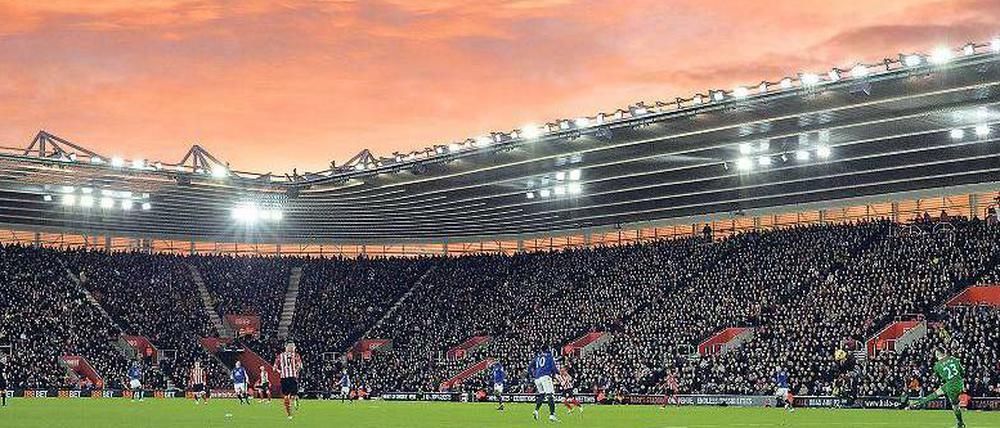 Im Süden geht die Sonne auf. Das St.-Mary’s-Stadion in Southampton hat in dieser Saison schon einige starke Spiele der Heimmannschaft (in Rot-Weiß) gesehen. 