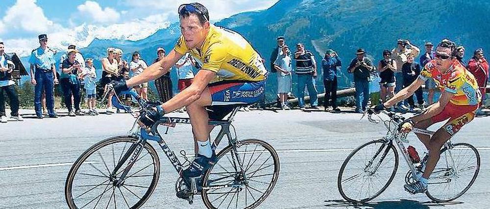 Auftrieb dank verbotener Substanzen. Lance Armstrong (links, mit dem Konkurrenten Richard Virenque) auf einer Bergetappe der Tour de France im Jahr 2000.