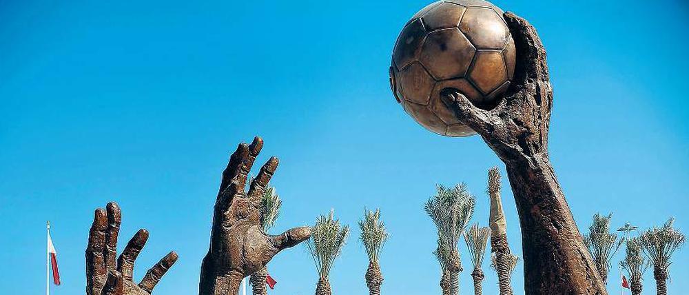 Aus dem Boden gestampft. Eine Handball-Skulptur vor der Haupthalle der WM in Doha, Stadtteil Lusail. 