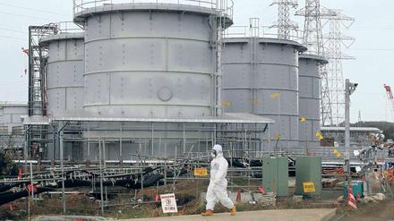 Das sieht nicht nach Olympia aus. Ein Arbeiter vor dem Werk von Fukushima.