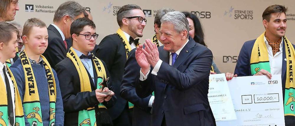Er kommt von der Flanke. Bundespräsident Gauck ehrt den Sieger. 