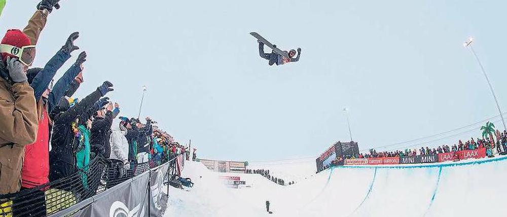 Höhenluft. Der Schweizer Snowboard-Olympiasieger Iouri Podladtchikov auf seinem Spielplatz in den Bündner Alpen: der Halfpipe in Laax. 