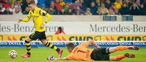 Die Entscheidung: Marco Reus trifft nach einem katastrophalen Fehlpass zum 3:1 für Borussia Dortmund.