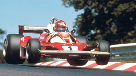 Eine Marke, die schwebt. Ferrari-Pilot Niki Lauda 1976 kurz vor seinem Feuerunfall auf dem Nürburgring. 