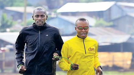 Das Augenlicht am Armband. Der erblindete Henry Wanyoike (r.) mit seinem Begleitläufer Joseph Kibunja beim Training in Kikuyu.