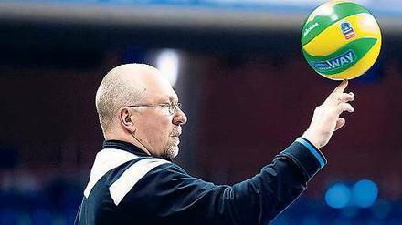 Balanceakt. Der Vertrag von Berlins Trainer Mark Lebedew läuft am Saisonende aus, die Volleys haben eine Option. 