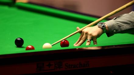 Aufs Tischlein! Nicht nur wie hier bei der Snooker-WM in Sheffield zeigen die Akteure die richtigen Handgriffe.