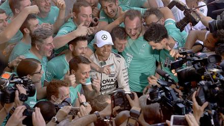Ein Fahrer, ein Team, ein Sieg. Nico Rosberg lässt sich für seinen Erfolg in Spanien feiern. 