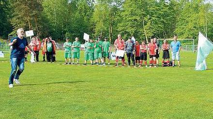 Völlig unaufgeregt. Bundestrainer Jörg Dittwar (links) eröffnete mit seinem verwandelten Elfmeter das Fußball-ID-Turnier am Werbellinsee. Foto: promo