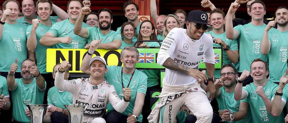 Zwei sind einer zu viel. Während Nico Rosberg seinen Sieg in Barcelona feiert, sucht Lewis Hamilton schon das Weite. 