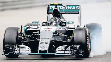 Viel weißer Rauch. Seine Verbremser in der Qualifikation ärgerten Nico Rosberg maßlos. Sein Mercedes-Teamkollege Lewis Hamilton könnte nun im Rennen davon profitieren.Foto: dpa