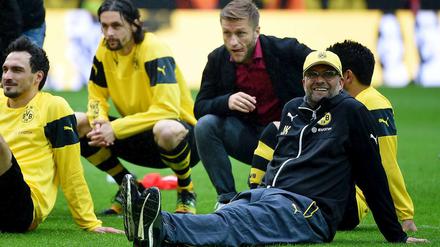 Kein Grund zum Füße Hochlegen. Jürgen Klopp und der BVB haben eine schlechte Saison gespielt – darüber können auch große Abschiedsgesten nicht hinwegtäuschen. 