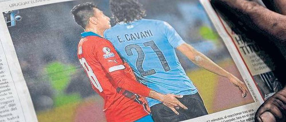 Finger weg! Die Provokation des Chilenen Gonzalo Jara gegen Edinson Cavani war Titelthema in Uruguays Zeitungen.