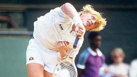 Boris Becker beim Aufschlag in Wimbledon: Vor 30 Jahren gewann der Deutsche mit nur 17 Jahren das Turnier auf Rasen.