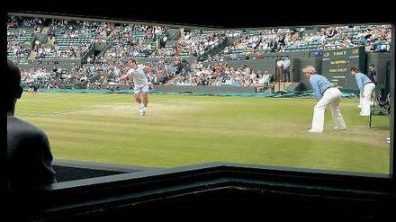 Alles im grünen Bereich. Rasen, in Weiß gekleidete Spieler, dezente Sponsorenlogos – und auf den Tribünen essen die Zuschauer Erdbeeren mit Sahne. Wimbledon setzt auf seine Besonderheiten, das wird bei einem Besuch auf der Anlage aus jeder Perspektive deutlich.