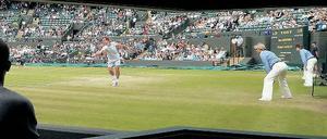 Alles im grünen Bereich. Rasen, in Weiß gekleidete Spieler, dezente Sponsorenlogos – und auf den Tribünen essen die Zuschauer Erdbeeren mit Sahne. Wimbledon setzt auf seine Besonderheiten, das wird bei einem Besuch auf der Anlage aus jeder Perspektive deutlich.