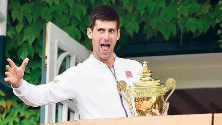 Tadaaaaaa! Der Weltranglistenerste Novak Djokovic präsentiert den Pokal. Er ist nicht nur Familienvater geworden, sondern hat auch innere Ruhe gefunden. Foto: Imago