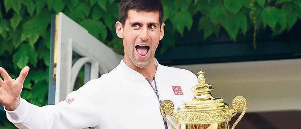 Tadaaaaaa! Der Weltranglistenerste Novak Djokovic präsentiert den Pokal. Er ist nicht nur Familienvater geworden, sondern hat auch innere Ruhe gefunden. Foto: Imago