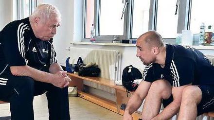 Zwei Box-Generationen. Trainer Ulli Wegner mit Boxer Artur Abraham im Trainingslager von Kienbaum.