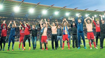 Wieder Relegationsmeister. Die Spieler des HSV feiern ihren Erfolg gegen den Karlsruher SC. In der Relegation ist der HSV eben eine Nummer. 