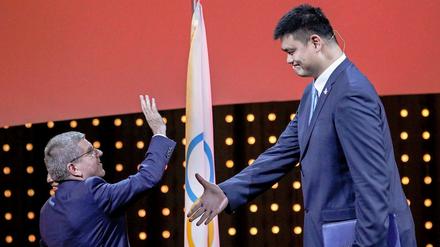 Die Großen gewinnen. Thomas Bach (l.) mit dem Botschafter der chinesischen Bewerbung, Ex-Basketballstar Yao Ming.