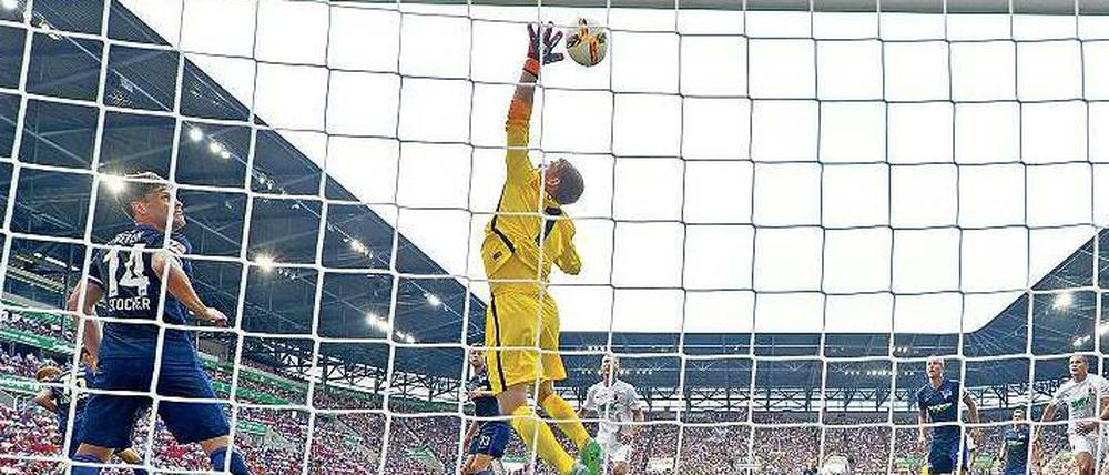 Thomas Kraft rettete Hertha BSC mit einigen guten Paraden den Auftaktsieg in Augsburg. Auch mit den Füßen zeigte er sich verbessert.