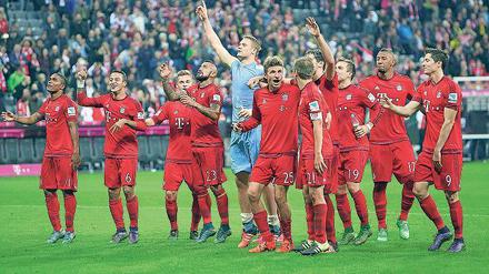 Wo wir sind, da ist oben. Das Personal des FC Bayern, feiernd.