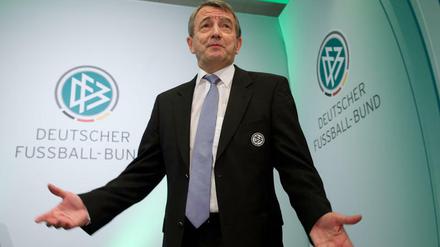 Steuerlos. Wolfgang Niersbach könnte als DFB-Präsident über die Eigenschaften stürzen, die ihn einst nach oben brachten. 