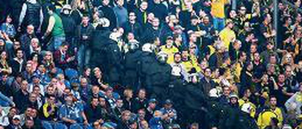 Blau-Grün-Gelb. Polizisten trennen Schalker und BVB-Fans beim Derby 2013. 