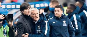 Halt in schwieriger Zeit. Frankreichs Nationaltrainer Didier Deschamps lehnt sich an Joachim Löw (links) an. Unmittelbar zuvor hat Deschamps von den Anschlägen in Paris erfahren.