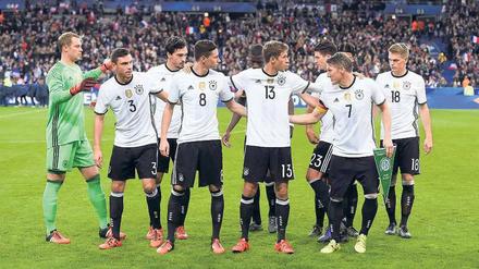 Zusammenstehen. Die Nationalmannschaft will dem Terror nicht weichen und wird am Dienstag in Hannover gegen die Niederlande antreten.