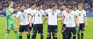 Zusammenstehen. Die Nationalmannschaft will dem Terror nicht weichen und wird am Dienstag in Hannover gegen die Niederlande antreten.