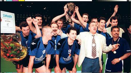Lang ist’s her. Dreimal gewann der SCC Berlin, der Vorgängerverein der BR Volleys, den DVV-Pokal. Auf dem Foto der Jubel nach dem 3:1-Sieg über den Lokalrivalen Post Berlin im Finale von Wuppertal 1996. Der bislang letzte Triumph gelang 2000. 