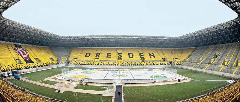 Eishockey im Fußballstadion ohne Namen. Das Stadion in Dresden heißt auch so, einen Sponsorennamen gibt es nicht mehr. Am Sonnabend werden dort 30 000 Menschen ein Zweitligaspiel im Eishockey sehen. 