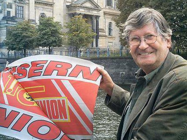 Flagge zeigen. Tagesspiegel-Autor Lothar Heinke mit Union-Fahne. 