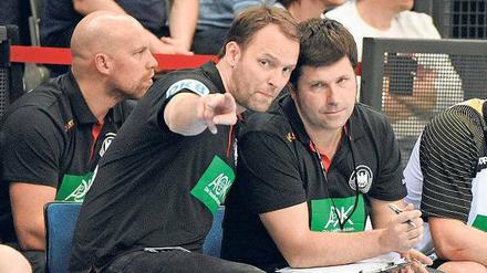 Die Trainer hinter dem Trainer. Alexander Haase (rechts) und Axel Kromer (links) rahmen Dagur Sigurdsson ein.