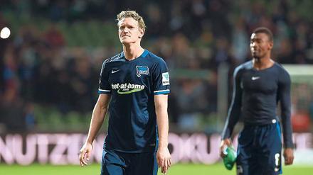 Die Berliner Johannes van den Bergh (links) und Salomon Kalou ärgern sich, dass Hertha gegen Werder noch eine 3:1-Führung verspielt hatte. 