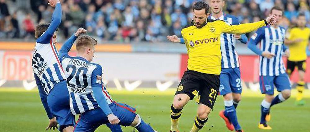 Doppeldeckung. Auch mit gegenseitiger Hilfe in der Defensivarbeit (hier Langkamp und Weiser gegen Castro) verhinderten die Berliner einen Treffer für Dortmund.