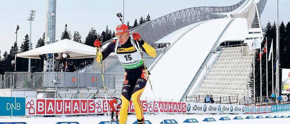 Schanze als Kulisse. Arnd Peiffer und die anderen Biathleten werden in Oslo laufen und schießen – springen gehört nicht zu ihrem Sport. 