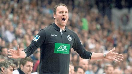 Aufwachen, Jungs! Bundestrainer Dagur Sigurdsson erlebt derzeit die negativen Seiten des Erfolges. Seine Handballer befassen sich mehr mit sich als mit den Testspielen am Wochenende gegen Dänemark und Österreich.