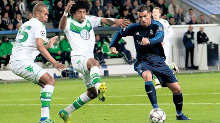 Null-Mann-Show. Wolfsburgs Verteidiger Naldo (l.) und Dante entnervten Reals Cristiano Ronaldo im Hinspiel. 