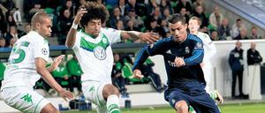 Null-Mann-Show. Wolfsburgs Verteidiger Naldo (l.) und Dante entnervten Reals Cristiano Ronaldo im Hinspiel. 