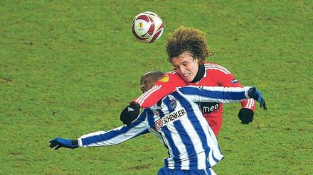 Internationale Härte. Im bisher letzten Europapokalspiel bekamen es Hertha und Adrian Ramos (vorne) vor sechs Jahren unter anderem mit David Luiz zu tun. 