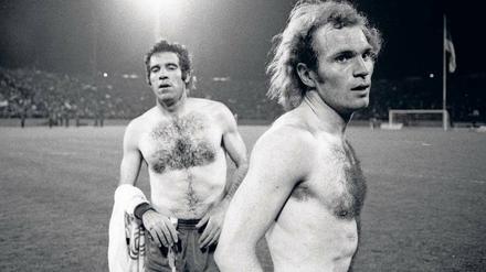 Generation Brusthaar. Bayern-Spieler Uli Hoeneß (r.) neben Luis Aragones von Atlético Madrid beim Trikottausch nach dem Europapokalfinale 1974. Foto: Imago/Joch
