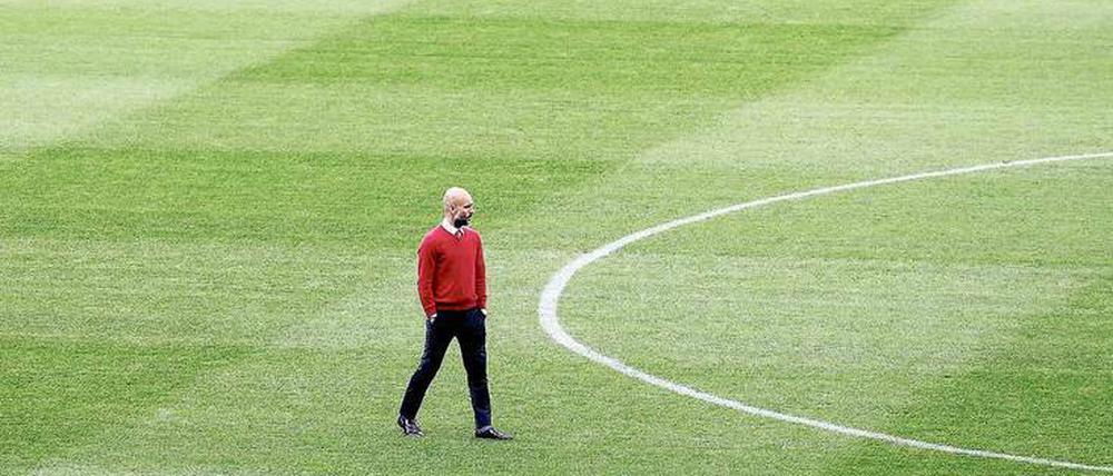 Allein auf weiter Wiese. Pep Guardiola, scheidender Trainer des FC Bayern München.