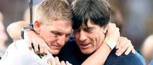 Enge Bindung. Bundestrainer Joachim Löw (rechts nach dem WM-Finale in Rio) will seinem Kapitän Bastian Schweinsteiger genügend Zeit einräumen, sich von der im März erlittenen Knieverletzung zu erholen. 