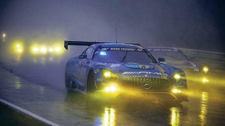Hatz im Nass. Der Mercedes AMG GT3 des Siegerteams bei strömendem Regen auf dem Streckenabschnitt „Hatzenbach“ auf der Nordschleife.